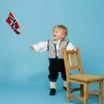 Festrakt vest til gutt, strikket i Finull.