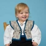 Festrakt vest til gutt, strikket i Finull.