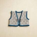 Festrakt vest til gutt, strikket i Finull.
