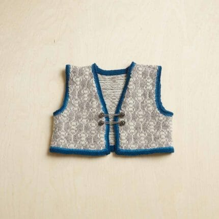 Festrakt vest til gutt, strikket i Finull.
